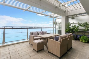 Leilighet – superior, 2 soverom, havneutsikt | 2 soverom, skrivebord for bærbar PC, wi-fi (inkludert) og sengetøy