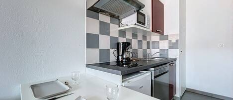 Plaque de cuisson, lave-vaisselle, cafetiĂšre/bouilloire, grille-pain