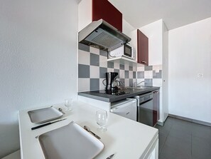 Kokeplater, oppvaskmaskin, kaffetrakter/tekoker og brødrister