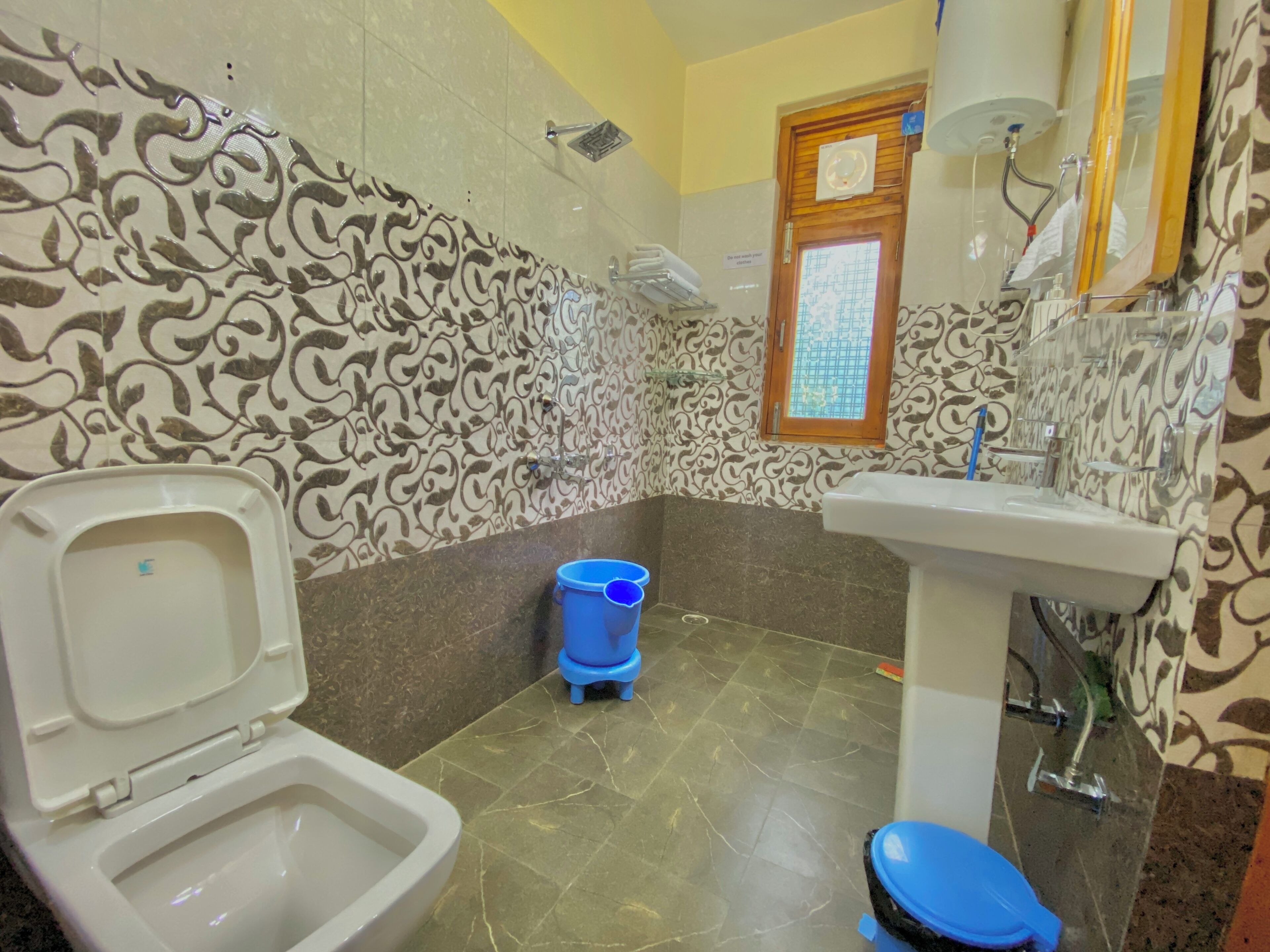 Ein Badezimmer mit Toilette, Bidet und Waschbecken.