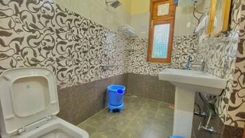 Ein Badezimmer mit Toilette, Bidet und Waschbecken.