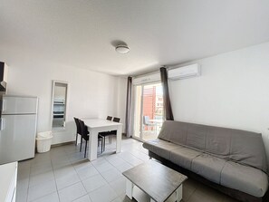 TV - Spacious T3 Apartment with Pool, Terrace, and A/C, Near Beach in Argelès-sur-Mer (Argelès-sur-Mer)