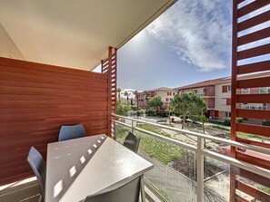 Outdoor dining - Spacious T3 Apartment with Pool, Terrace, and A/C, Near Beach in Argelès-sur-Mer (Argelès-sur-Mer)
