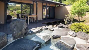 Luxury Suite | Bathroom | Separate tub and shower, spring water tub, hair dryer, towels