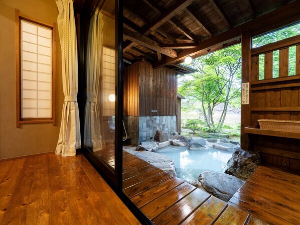 Superior Triple Room, Smoking, Terrace | Bathroom | Separate tub and shower, spring water tub, hair dryer, towels - TENKUU NO YUYA SANSOU HANAYUU (Oguni)