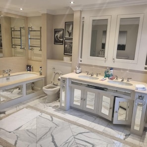 Casa | Baño | Ducha y bañera combinadas, bañera profunda, secador de pelo y toallas