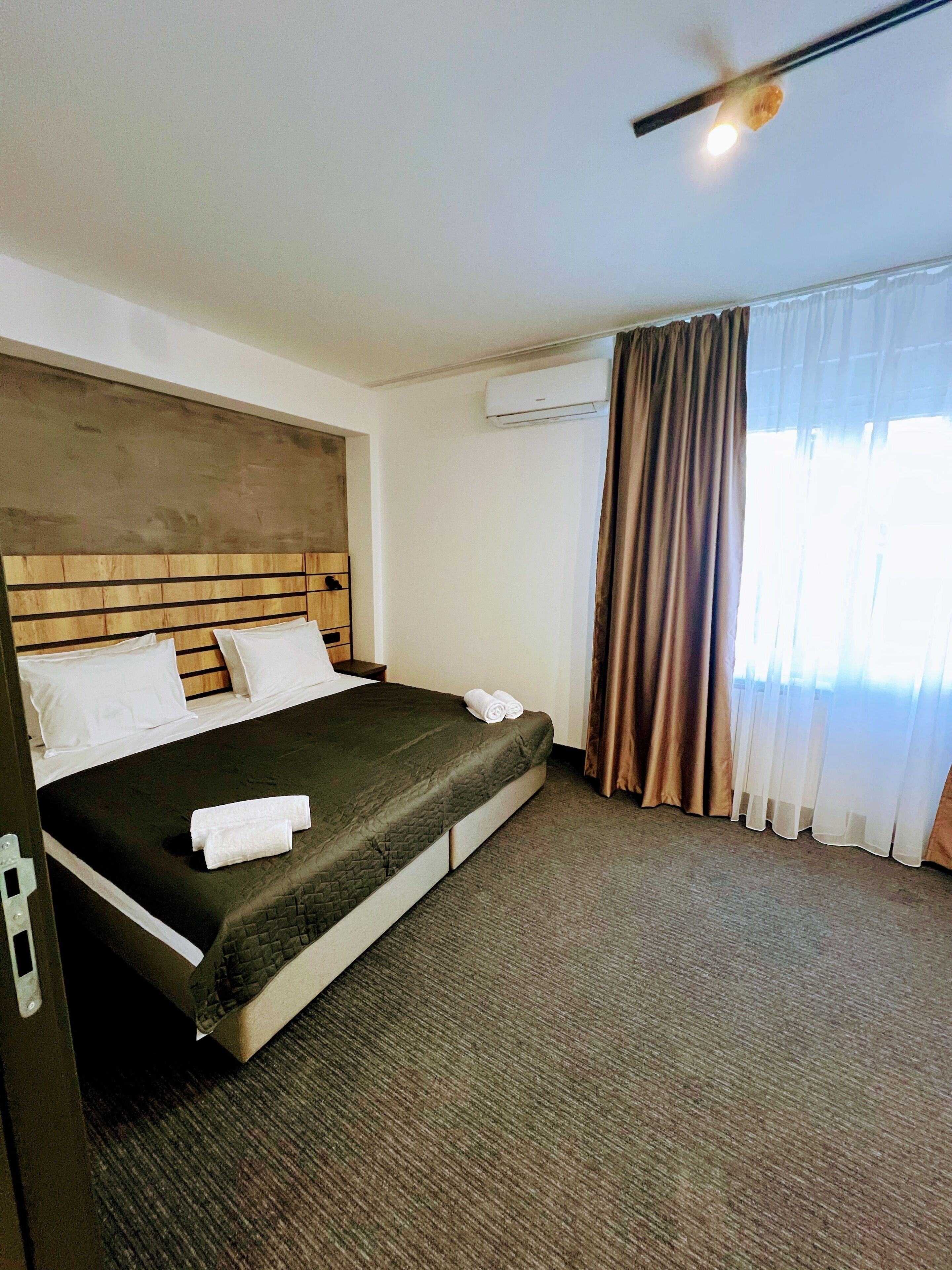 Habitación Deluxe con 2 camas individuales, vista a la ciudad | Escritorio, espacio para trabajar con laptop y wifi gratis 