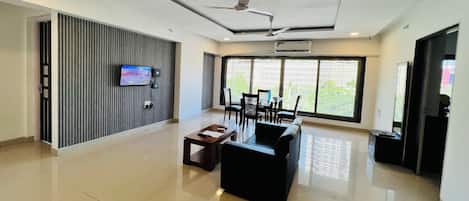 Deluxe Apartment, Balcony, City View | Living area