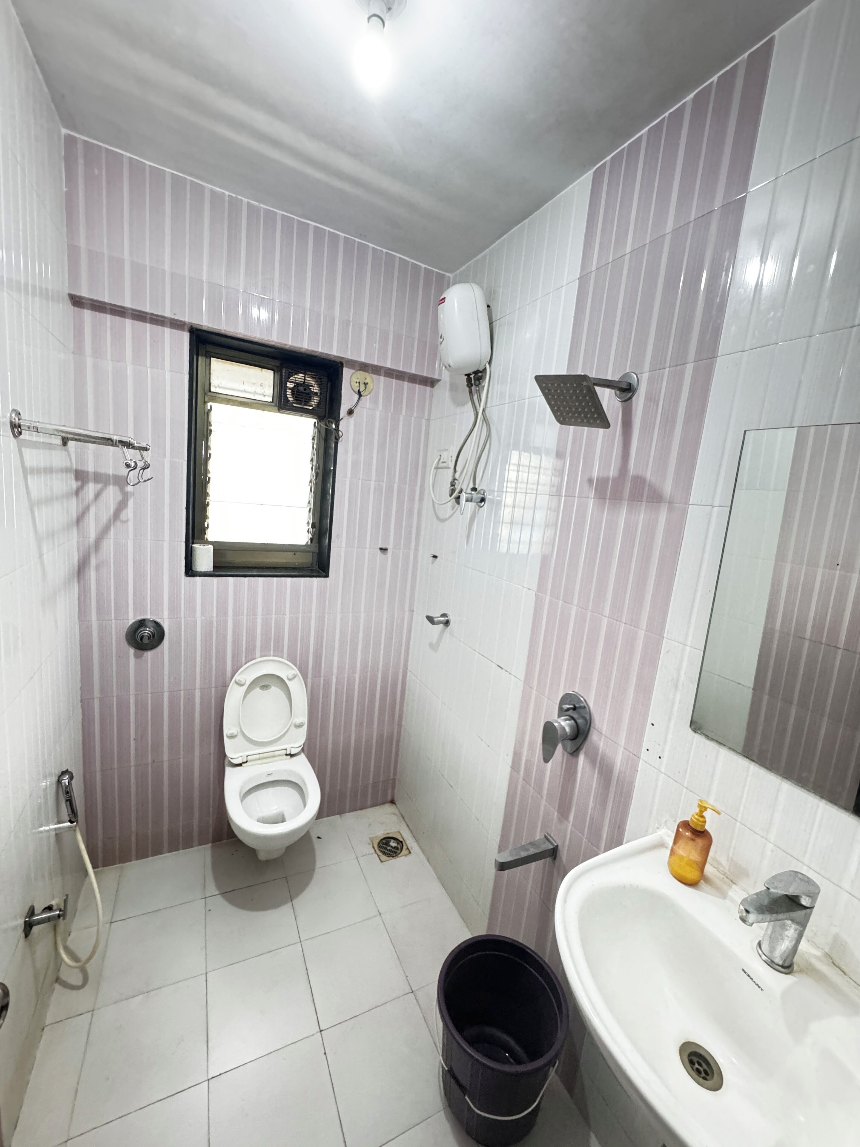 Dép đi trong nhà, khăn tắm, xà phòng, dầu gội 