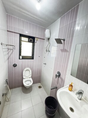 Pantuflas, toallas, jabón, shampoo