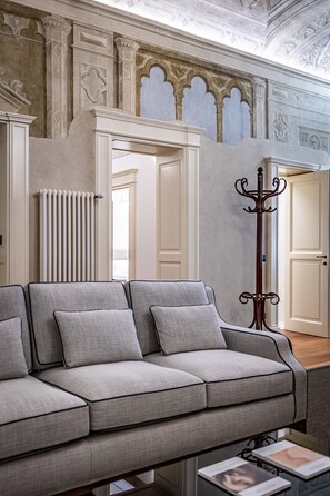 Leilighet, balkong, byutsikt (Library) | Oppholdsområde