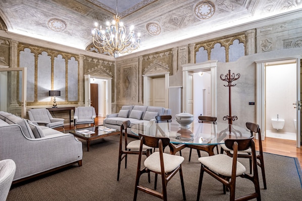 Leilighet, balkong, byutsikt (Library) | Oppholdsområde