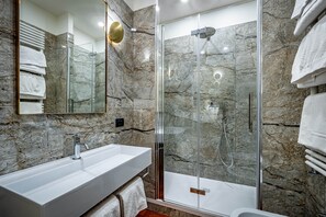 Appartement, balcon, vue sur la ville (Gallery) | Salle de bain | Articles de toilette (gratuits), séchoir à cheveux, serviettes fournies