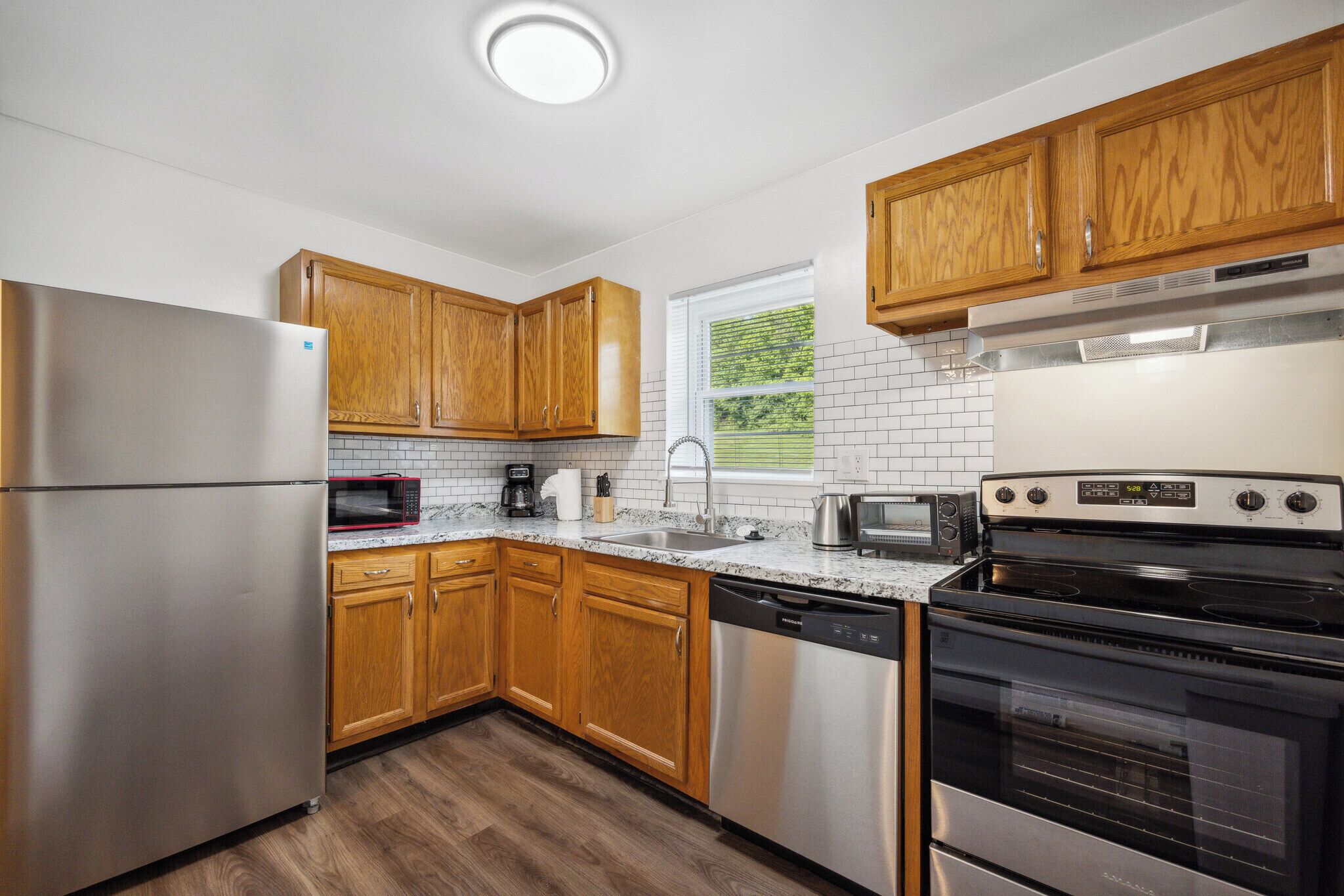 Fridge, oven, stovetop, dishwasher