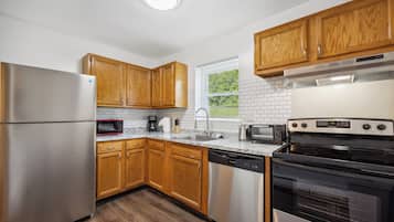 Fridge, oven, stovetop, dishwasher