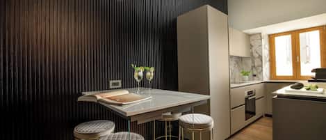 Microondas, horno, parrilla de estufa y lavavajillas