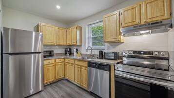 Fridge, oven, stovetop, dishwasher