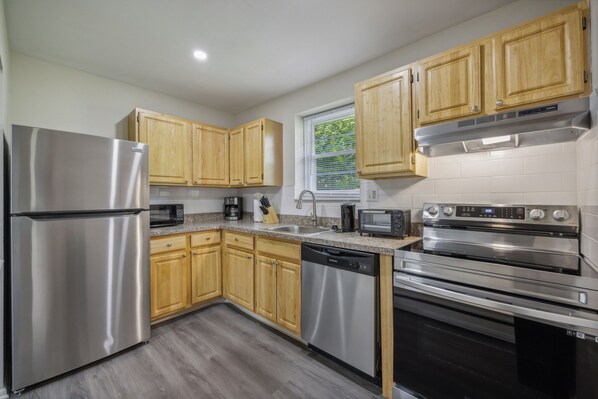 Jääkaappi, uuni, liesi, astianpesukone