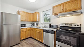 Fridge, oven, stovetop, dishwasher