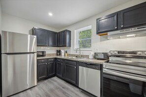 Kjøleskap, ovn, kokeplater og oppvaskmaskin