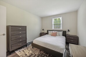 2 Schlafzimmer, Schreibtisch, Bügeleisen/Bügelbrett, Reisekinderbett