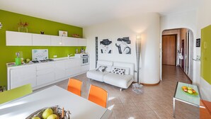 Apartemen, pemandangan kolam renang | Dapur pribadi | Lemari es, microwave, oven, dan kompor