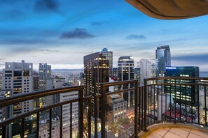 Superior-Apartment, 2 Schlafzimmer, Stadtblick | 2 Schlafzimmer, kostenloses WLAN