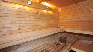 A wooden sauna with benches and a bucket. - Aparthotel Ona Alanda club, luxury.40 meters from the beach.spectacular views. (Marbella)