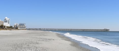 På stranden