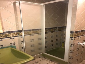 ヘアドライヤー、タオル、石鹸、トイレットペーパー