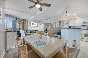 Une cuisine moderne avec des meubles blancs, un four à micro-ondes et un four traditionnel.