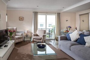 Living area - Headland View, Pentire, Newquay (Newquay)