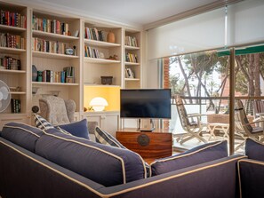 TV - Seafront Apartment with Parking, 3 Bedrooms, 6 Guests (Torredembarra)