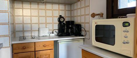 Een koelkast, een magnetron, een vaatwasser