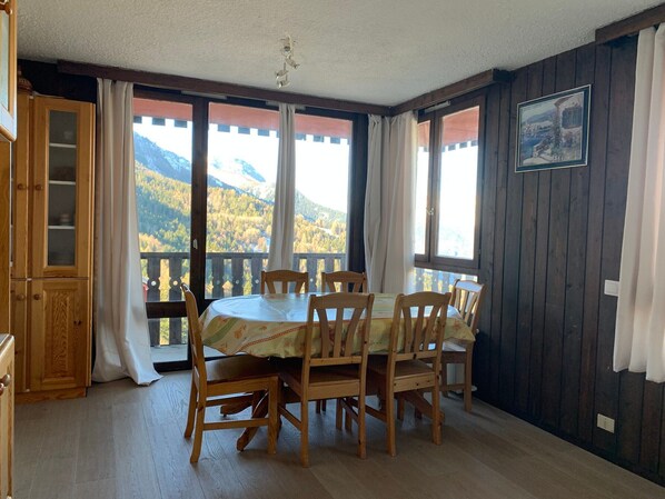 Dining - Compact 2-room for 5, near slopes & center, with private parking (Pra-Loup)