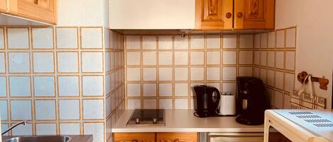 Køleskab, mikrobølgeovn, kaffe-/temaskine, brødrister