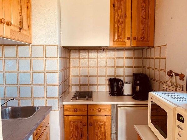 Køleskab, mikrobølgeovn, kaffe-/temaskine, brødrister