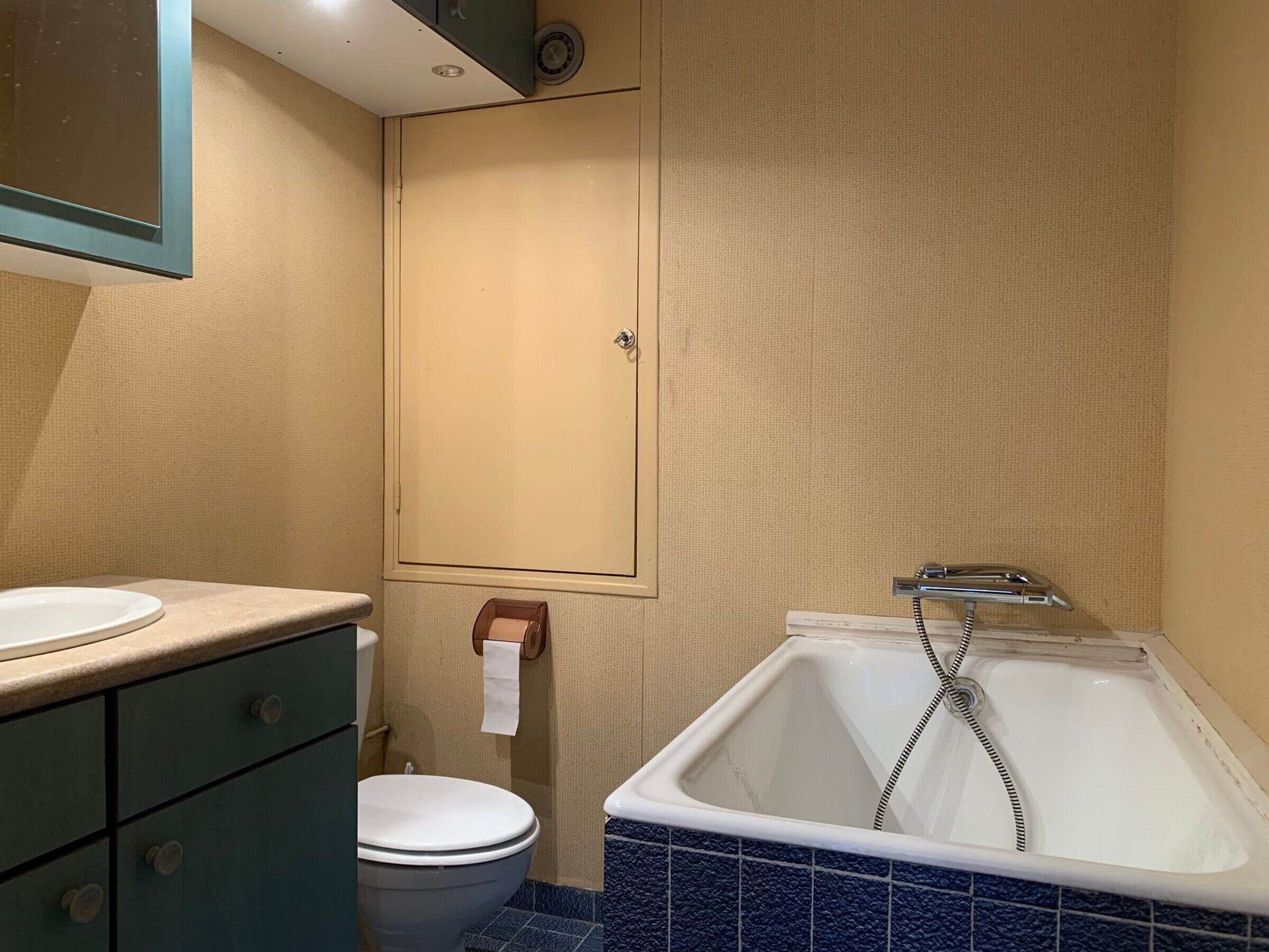 A bathroom with a toilet, sink, and bathtub.