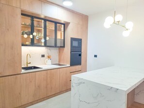 Kühlschrank, Mikrowelle, Ofen, Herdplatte