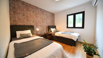 2 bedrooms, iron/ironing board, WiFi, bed sheets
