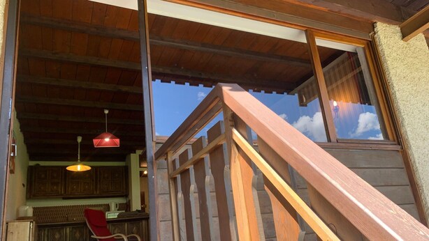 A wooden staircase leading to a balcony with a view of the sky. - 3-room Duplex for 6 at slopes, south terrace (Pra-Loup)