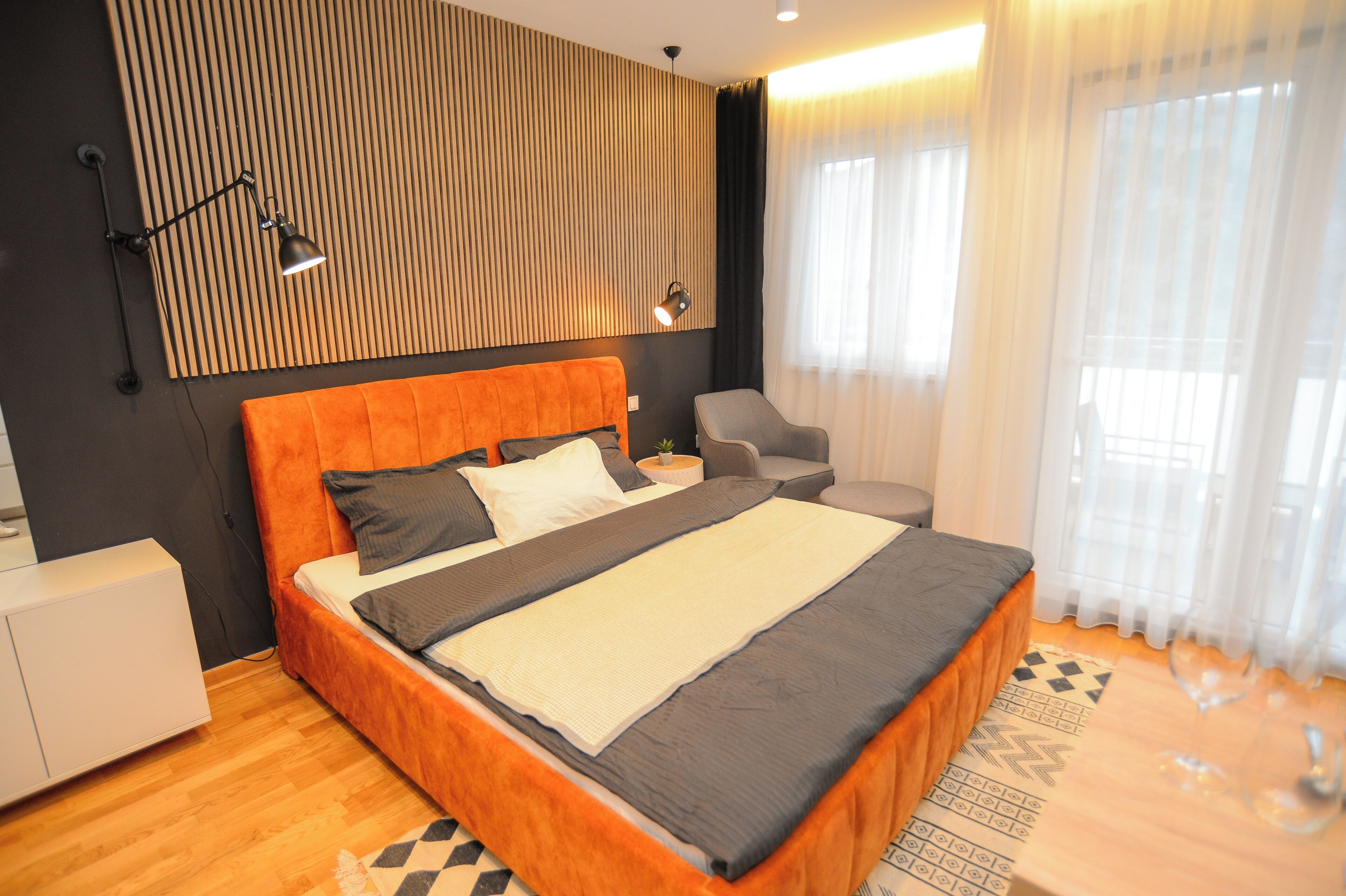 1 dormitorio, tabla de planchar con plancha, wifi y ropa de cama