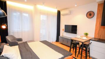 1 dormitorio, tabla de planchar con plancha, wifi y ropa de cama