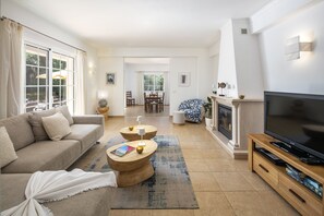 Fernseher, Kamin