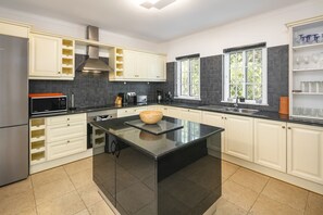 Kühlschrank, Mikrowelle, Ofen, Geschirrspüler