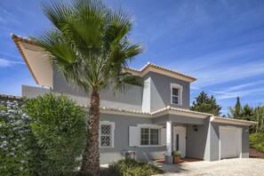 Exterior - Casa Cegonha - spacious villa with heated pool (Carvoeiro)