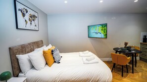 Apartment | 1 bedroom, iron/ironing board, free WiFi - E2M Wisteria House Heathrow Free Parking (Slough)