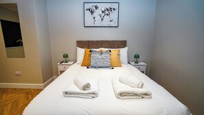 Apartment | 1 bedroom, iron/ironing board, free WiFi - E2M Wisteria House Heathrow Free Parking (Slough)