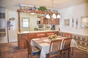 Dining - Claim Jumper #11 Townhouse (Red River)