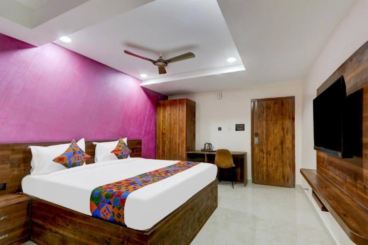 Phòng đôi hoặc 2 giường đơn Deluxe | Bàn, khu vực làm việc phù hợp cho laptop